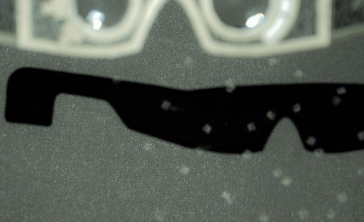 Refleksy słońca przechodzącego przez soczewkę fasetkową.