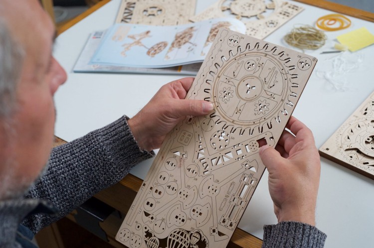 Ugears Aero Clock - drewniany zegar z wahadłem DIY