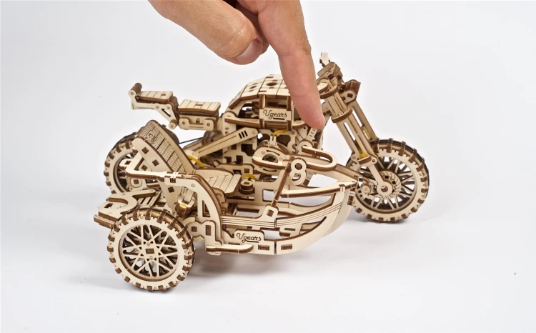 Ugears-Motorcycle-Scrambler-UGR-10-with-sidecar-DSC9766-min.jpg