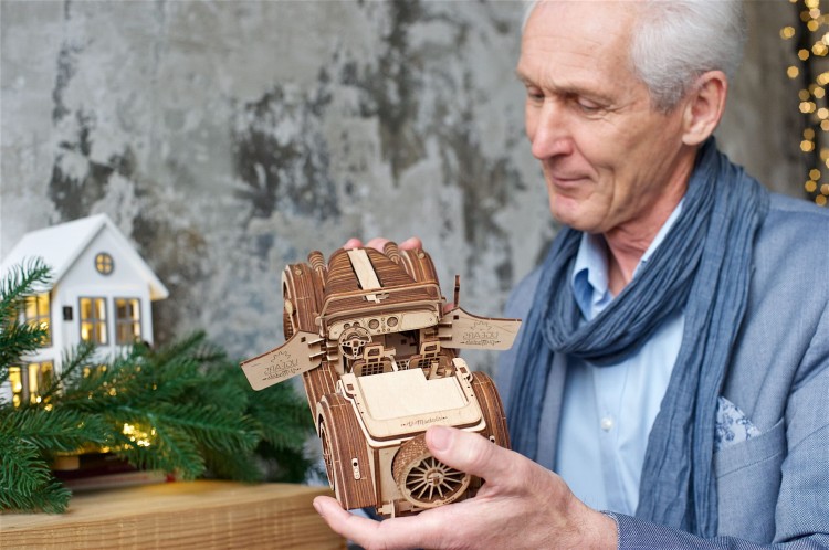 Ugears-Roadster-VM-01