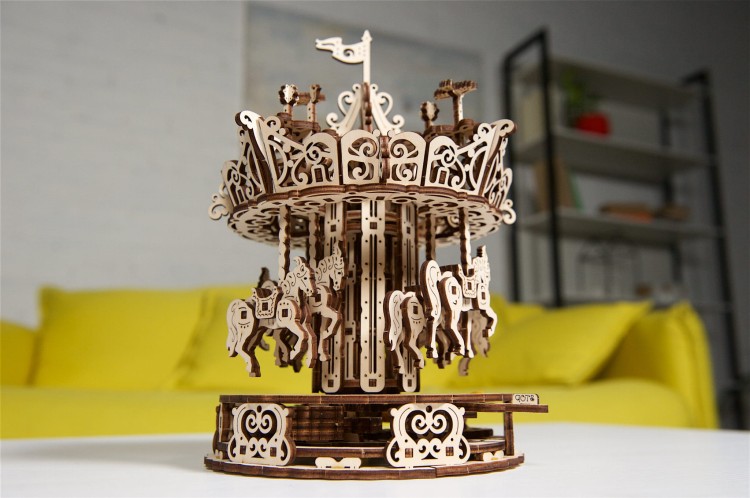 Karuzela - mechaniczny model DIY