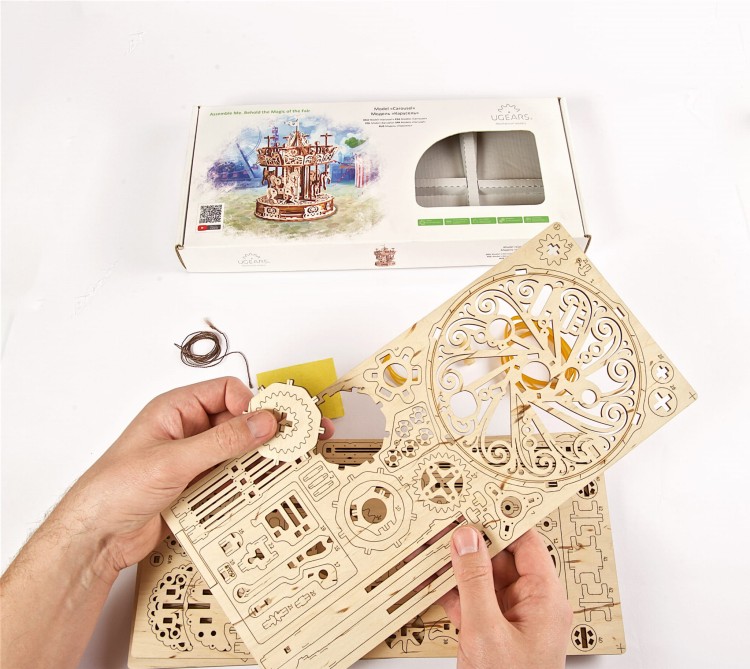 Ugears-Carousel - zawartość zestawu