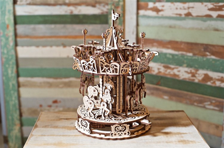 Karuzela - mechaniczny model DIY