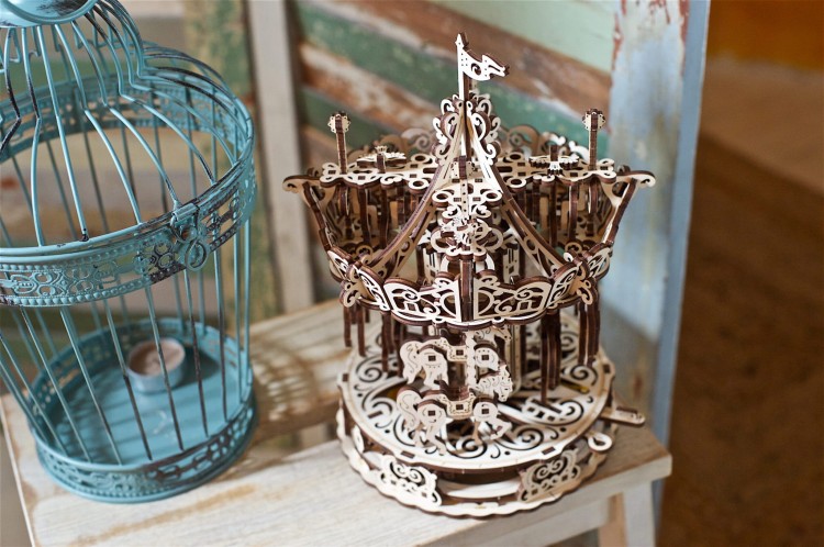 Karuzela - mechaniczny model DIY