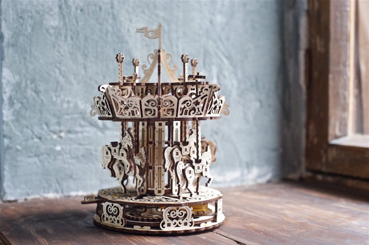 Karuzela - mechaniczny model DIY