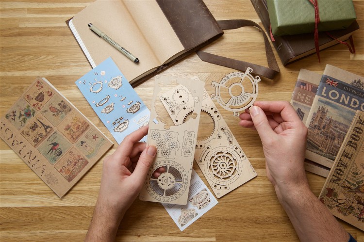 Kalendarz mechaniczny  Ugears Date Navigator  - montaż