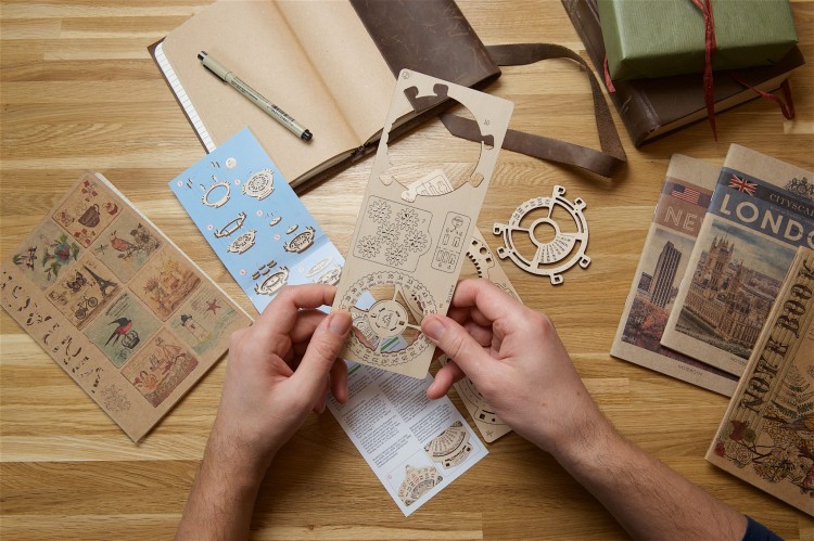 Kalendarz mechaniczny  Ugears Date Navigator  - montaż