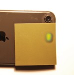 Folia MTX - kolorowy miernik pola magnetycznego - nad telefonem