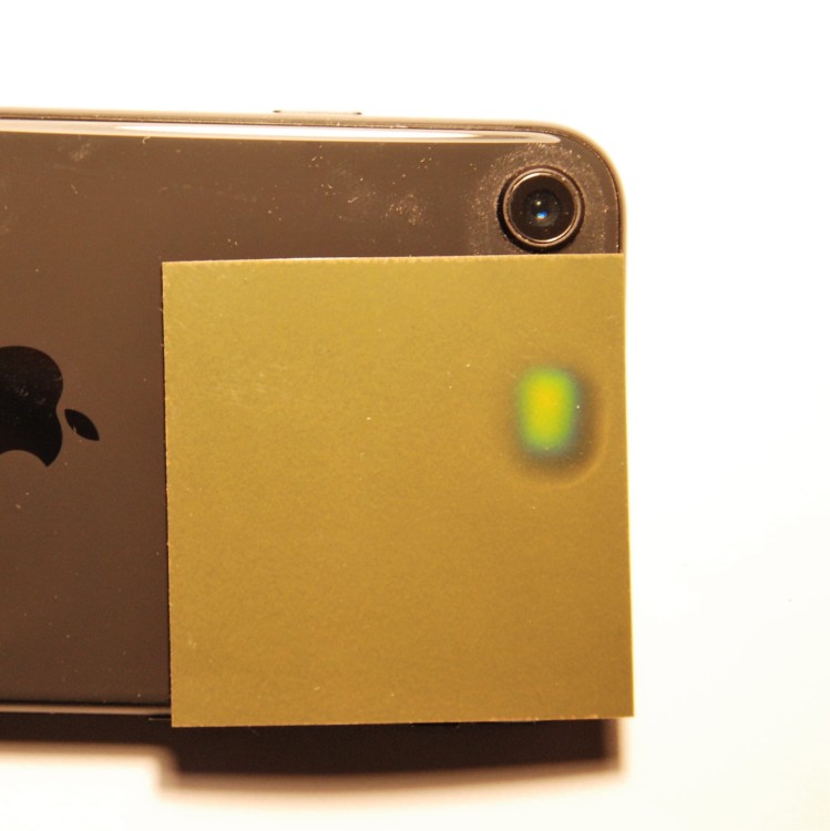 Folia MTX - kolorowy miernik pola magnetycznego - nad telefonem