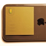 Folia MTX - kolorowy miernik pola magnetycznego - nad telefonem