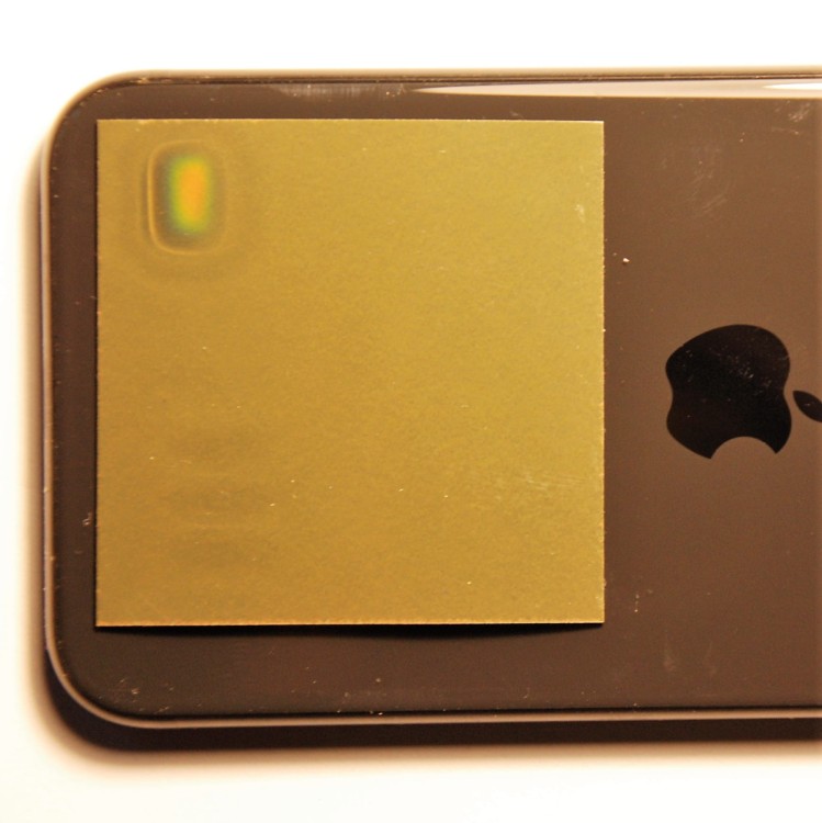 Folia MTX - kolorowy miernik pola magnetycznego - nad telefonem