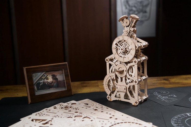 Ugears Engine Clock - drewniany zegar mechaniczny DIY