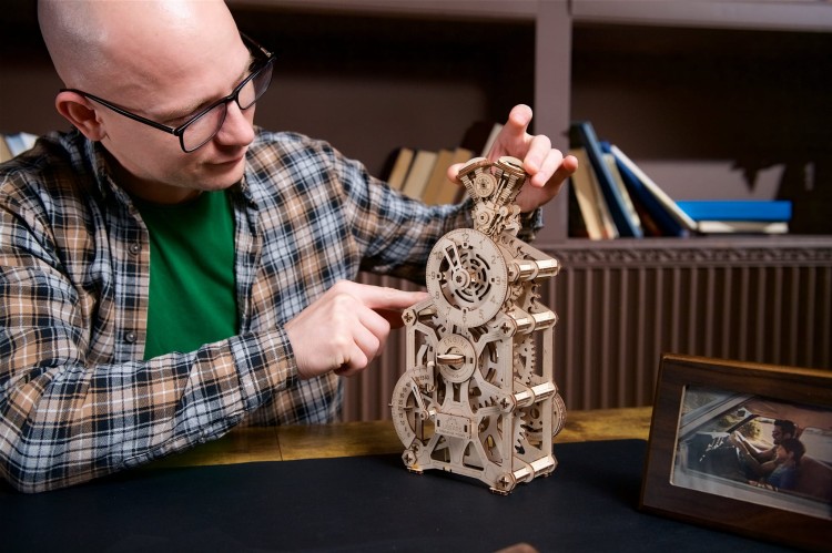 Ugears Engine Clock - drewniany zegar mechaniczny DIY