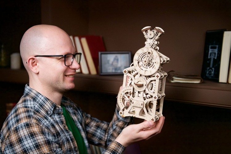 Ugears Engine Clock - drewniany zegar mechaniczny DIY