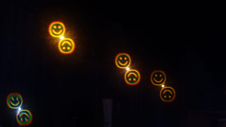 Obraz przez holograficzne okulary