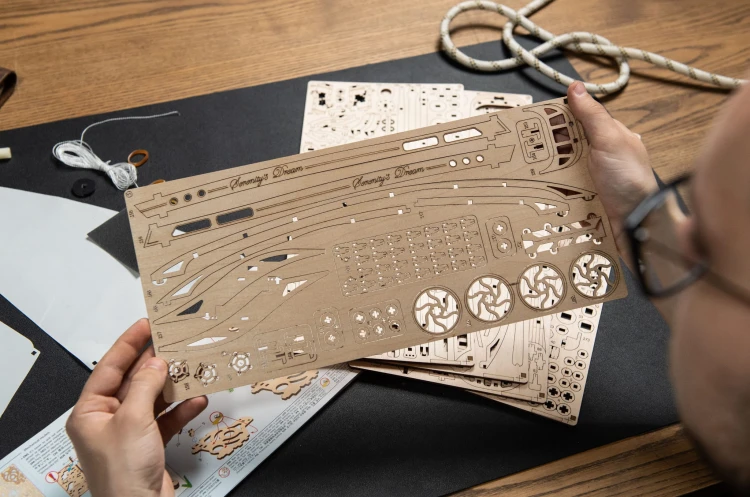 Model jachtu Serenity’s Dream, drewniany model do składania Ugears