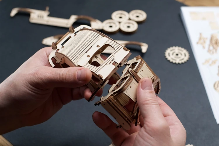 Drewniany samochód sportowy – Winged Sports Coupe - Ugears