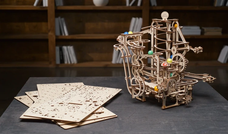 Tor kulkowy z wciągnikiem spiralnym DIY - Ugears