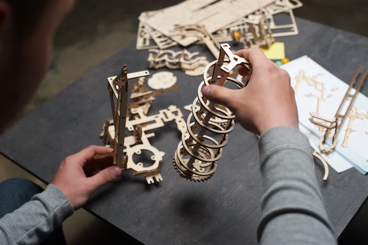 Tor kulkowy z wciągnikiem spiralnym DIY - Ugears