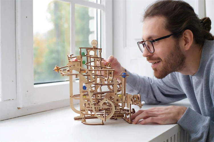 Tor kulkowy z wciągnikiem spiralnym DIY - Ugears
