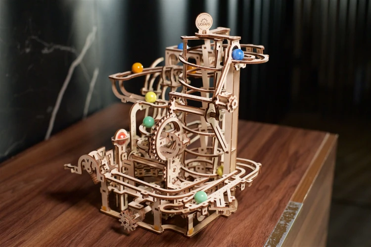 Tor kulkowy z wciągnikiem spiralnym DIY - Ugears