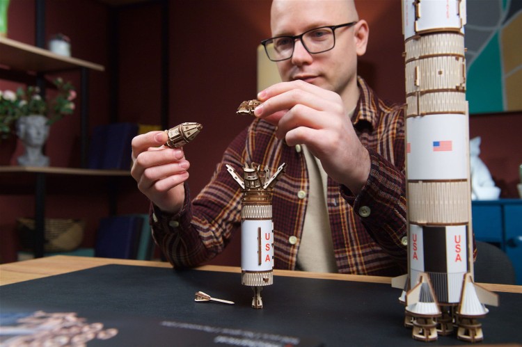 Model rakiety NASA Saturn V - Ugears