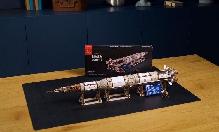 Model rakiety NASA Saturn V - Ugears