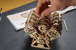 Ruchomy model silnika V8 – Model Mechaniczny do składania Ugears