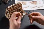 Ruchomy model silnika V8 – Model Mechaniczny do składania Ugears