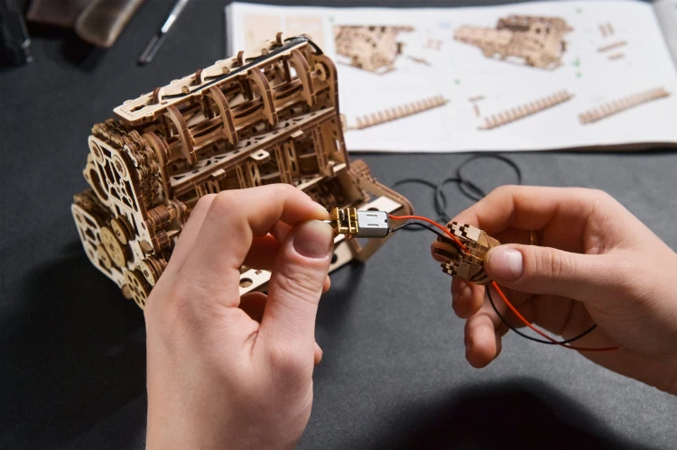 Ruchomy model silnika V8 – Model Mechaniczny do składania Ugears