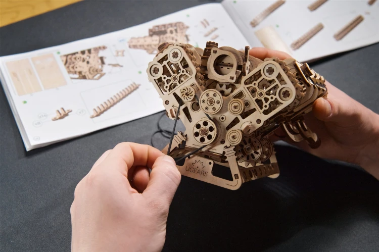 Ruchomy model silnika V8 – Model Mechaniczny do składania Ugears