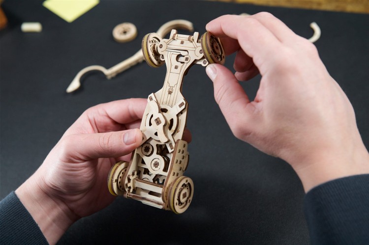 Sport Car Rapid Mouse – model mechaniczny samochodu do składania Ugears