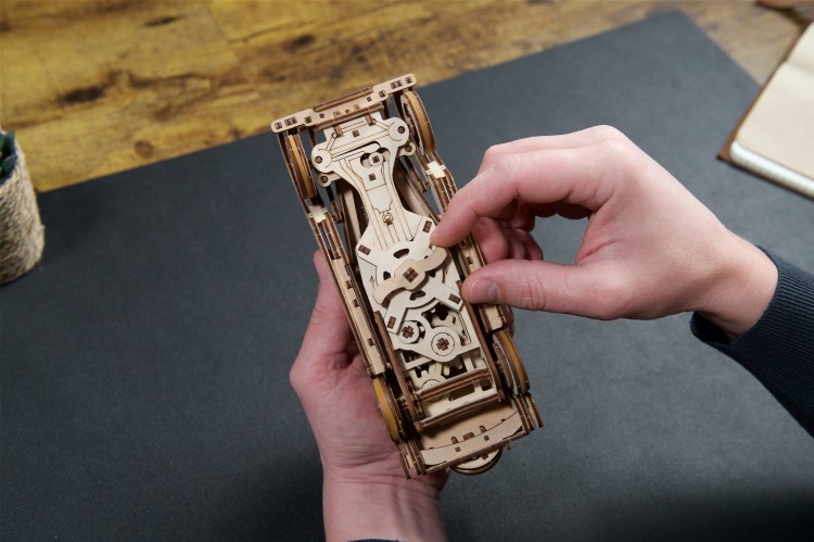 Sport Car Rapid Mouse – model mechaniczny samochodu do składania Ugears