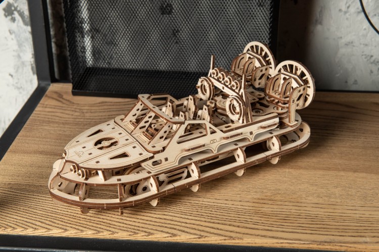 Poduszkowiec ratunkowy – Model Mechaniczny do składania Ugears