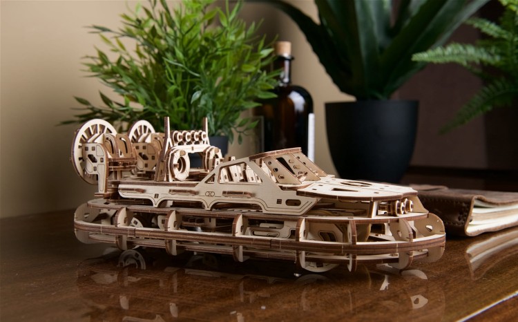 Poduszkowiec ratunkowy – Model Mechaniczny do składania Ugears