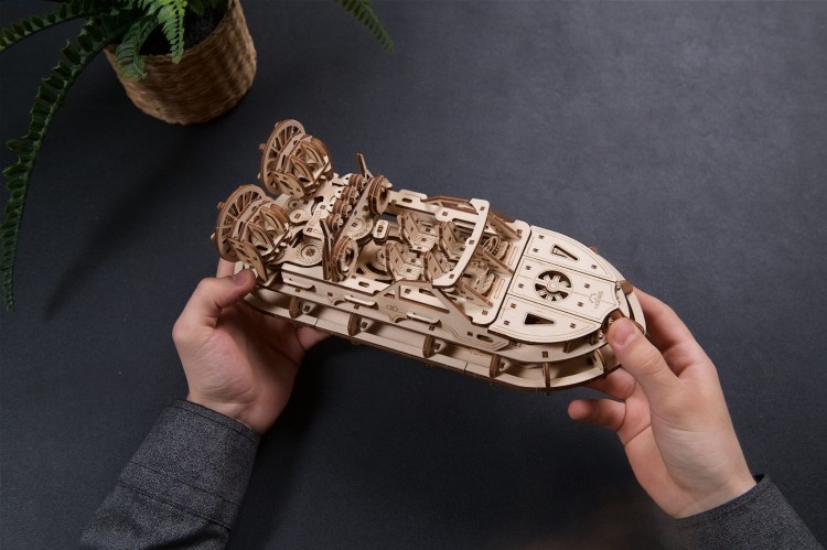Poduszkowiec ratunkowy – Model Mechaniczny do składania Ugears