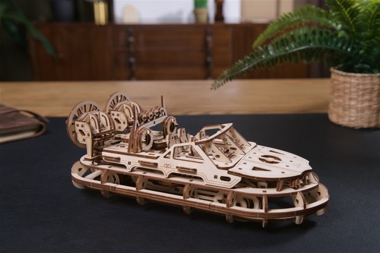 Poduszkowiec ratunkowy – Model Mechaniczny do składania Ugears