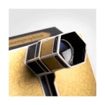 Achromatyczna, szklana soczewka obiektywu. Użycie dwóch warstw szkła zapobiega powstawaniu kolorowych obwódek na granicach obserwowanych obiektów.  Wysuwany obiektyw pozwala na precyzyjne ustawienie ostrości.