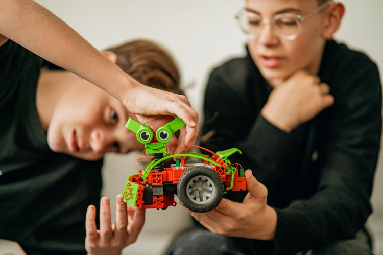 Fischetechnik Smart Robots Pro - kompletny pakiet do nauki programowania dla ośmiolatka i starszych