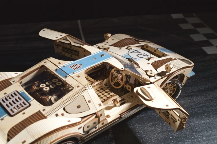 UGT-24 Wyścigówka Enduro – Model Mechaniczny do składania Ugears