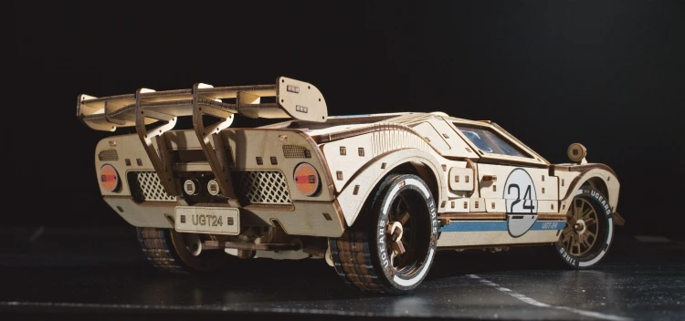 UGT-24 Wyścigówka Enduro – Model Mechaniczny do składania Ugears