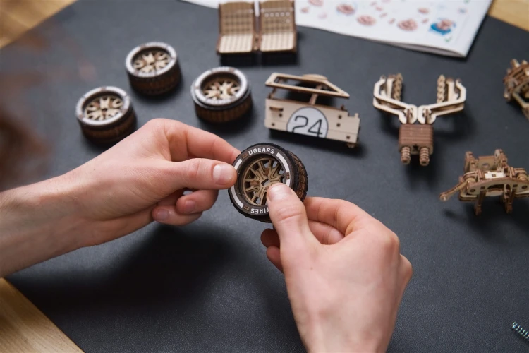 UGT-24 Wyścigówka Enduro – Model Mechaniczny do składania Ugears