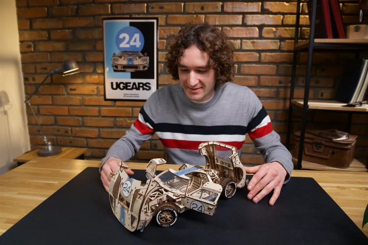 UGT-24 Wyścigówka Enduro – Model Mechaniczny do składania Ugears