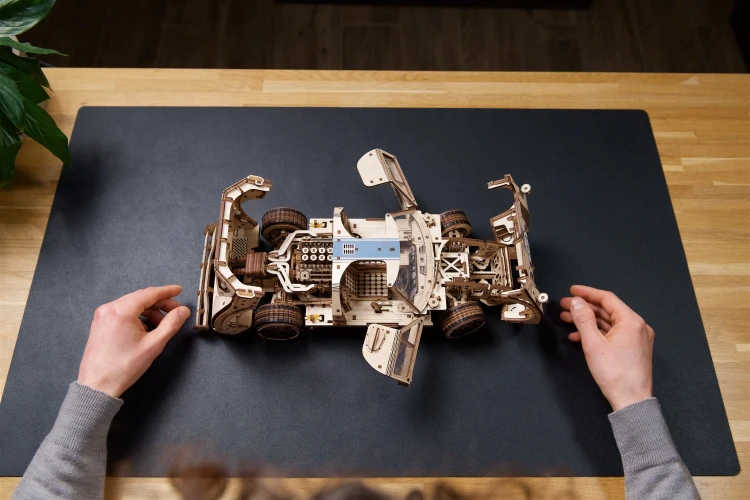 UGT-24 Wyścigówka Enduro – Model Mechaniczny do składania Ugears