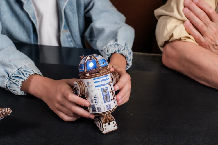 Puzzle 3D- R2D2 robot z sagi Gwiezdne Wojny  – model DIY Ugears