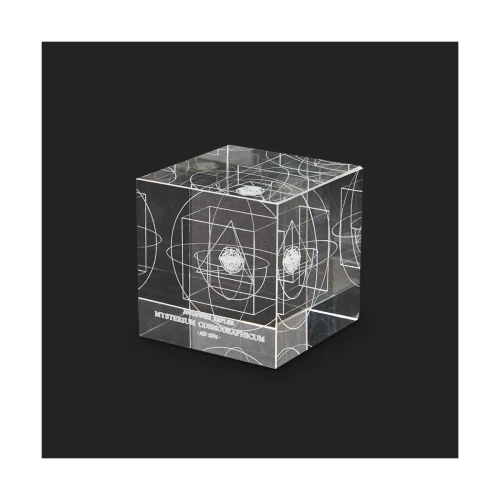 Masywny przycisk do papieru "Mysterium Cosmographicum" w ozdobnym pudełku