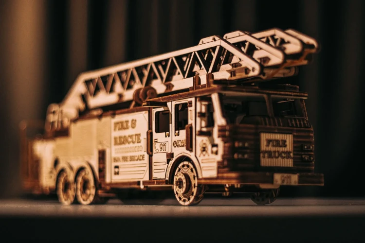 Wóz strażacki - drewniane, mechaniczne puzzle 3D
