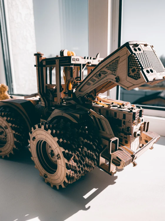 Traktor Kirovets K-7M - drewniane, mechaniczne puzzle 3D