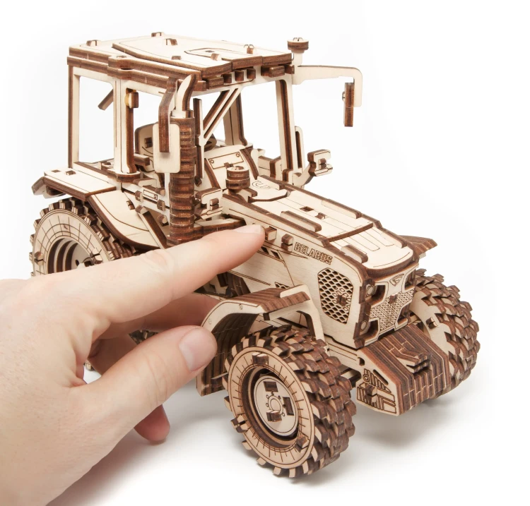 Traktor BELARUS-82- drewniane, mechaniczne puzzle 3D