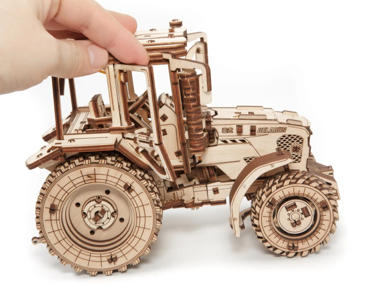 Traktor BELARUS-82- drewniane, mechaniczne puzzle 3D
